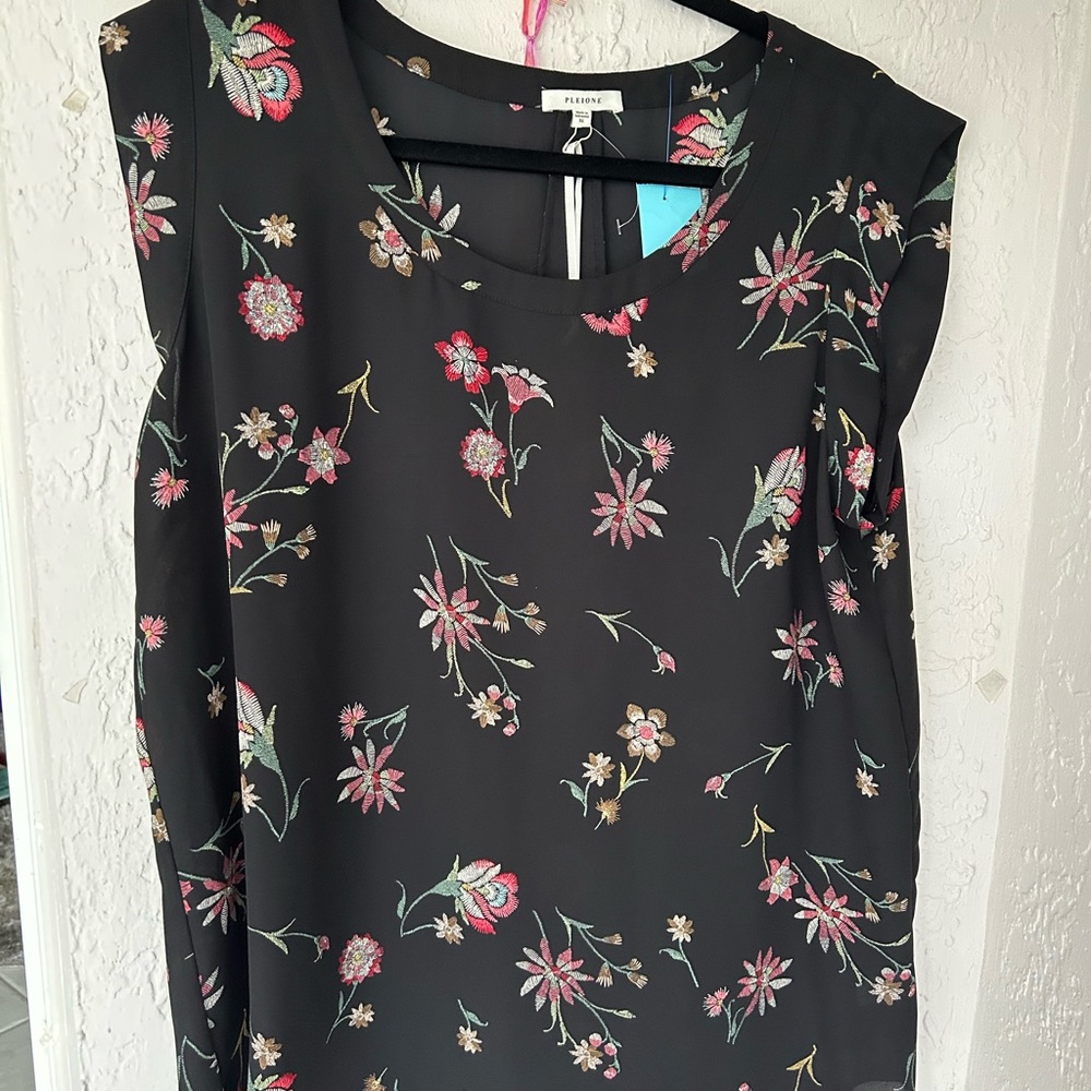 Pleione Black Floral Women's Top Sz. XL like new for Spring